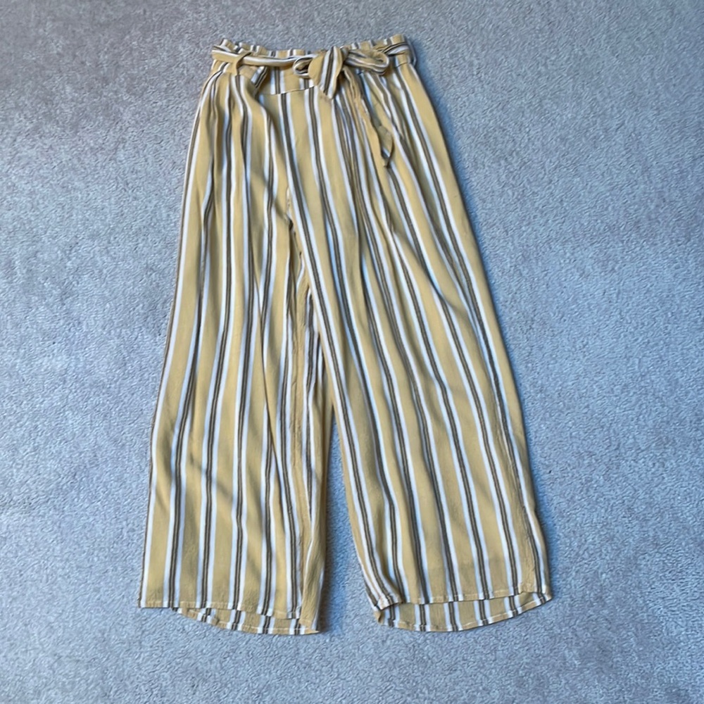 Hollister ultra high rise straight/wide leg pants. 2 side pockets with waist tie
